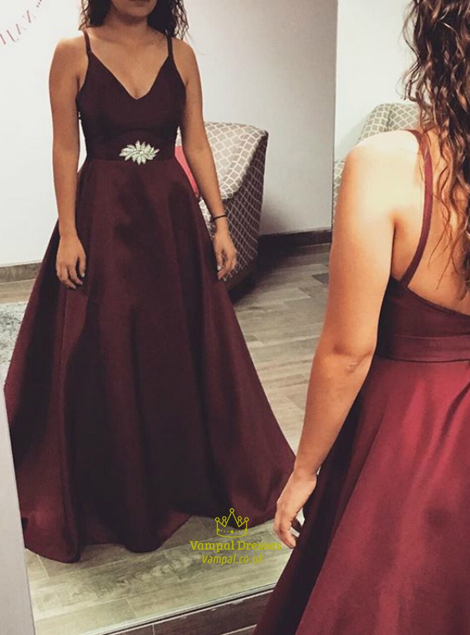 Burgunderfarbenes langes Satin-Abendkleid mit V-Ausschnitt, Spaghettiträgern und offenem Rücken