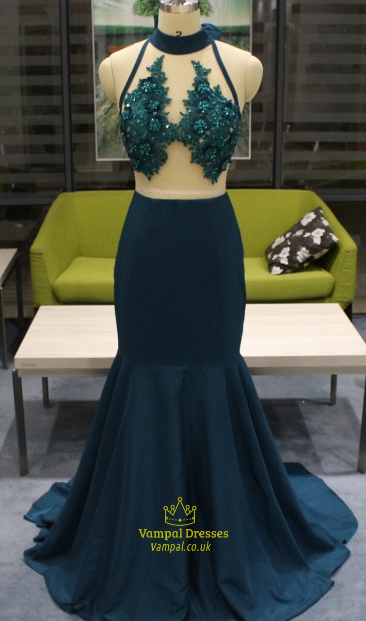 Petrolfarbenes Meerjungfrau-Abendkleid mit hohem Kragen, Spitzenapplikation und Illusionseinsatz