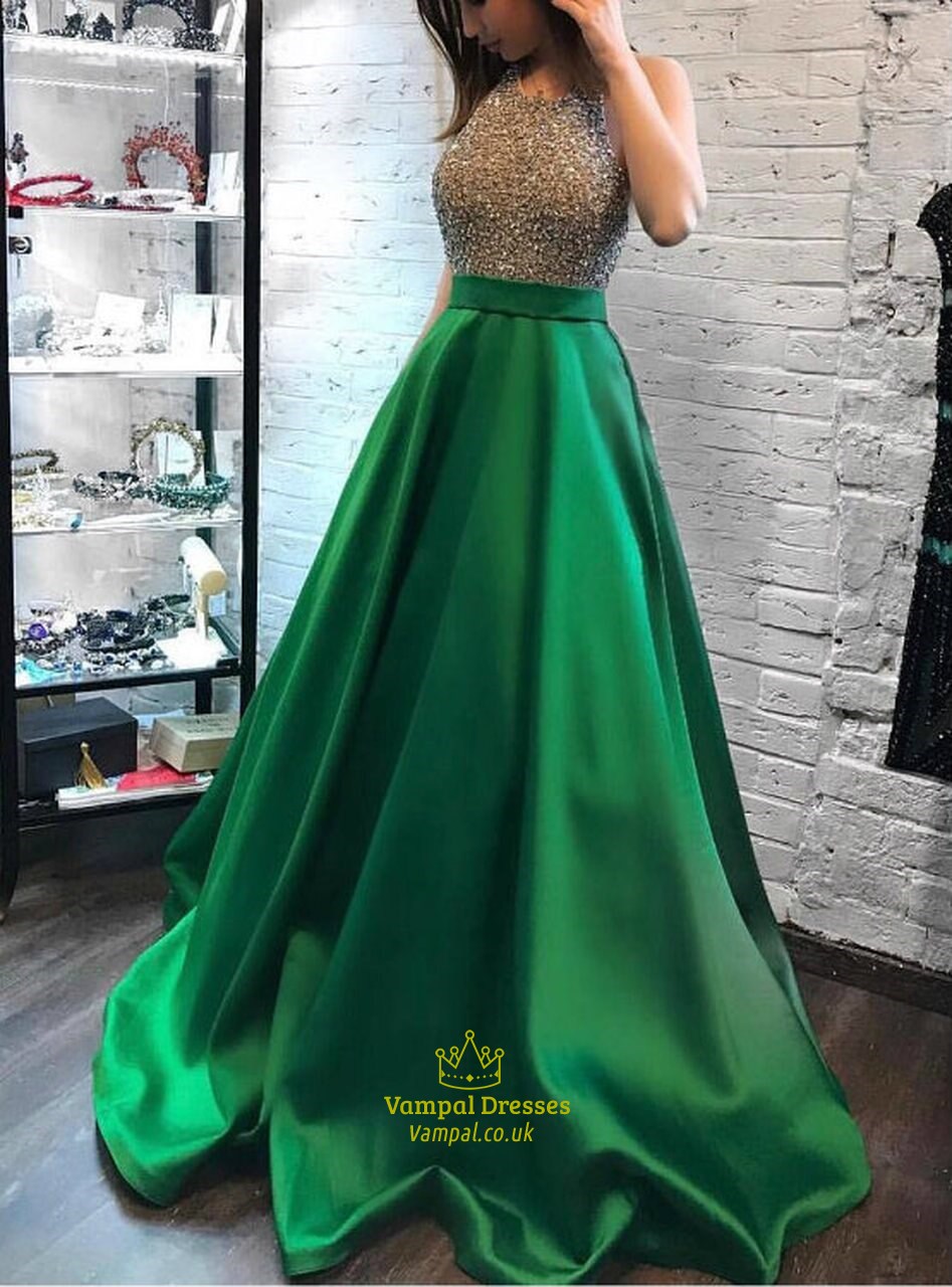 Grünes Satin-Abendkleid mit Halterneck, perlenbesetztem Oberteil und offenem Rücken