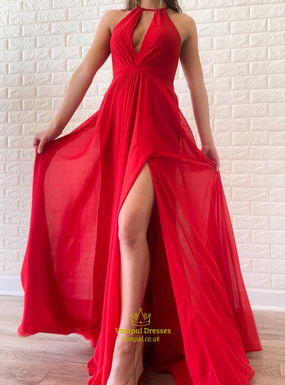Rotes Chiffon-Neckholder-Kleid mit Falten, Frontschlitz und Cut-Out-Rücken