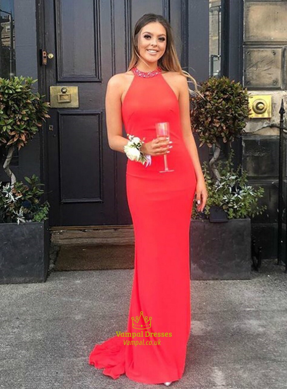 Rotes ärmelloses Ballkleid mit hohem Halsausschnitt, Juwelenbesatz und offenem Rücken