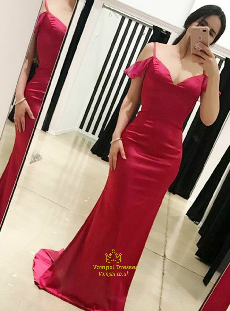 Langes Ballkleid mit V-Ausschnitt, Spaghettiträgern und offenem Rücken