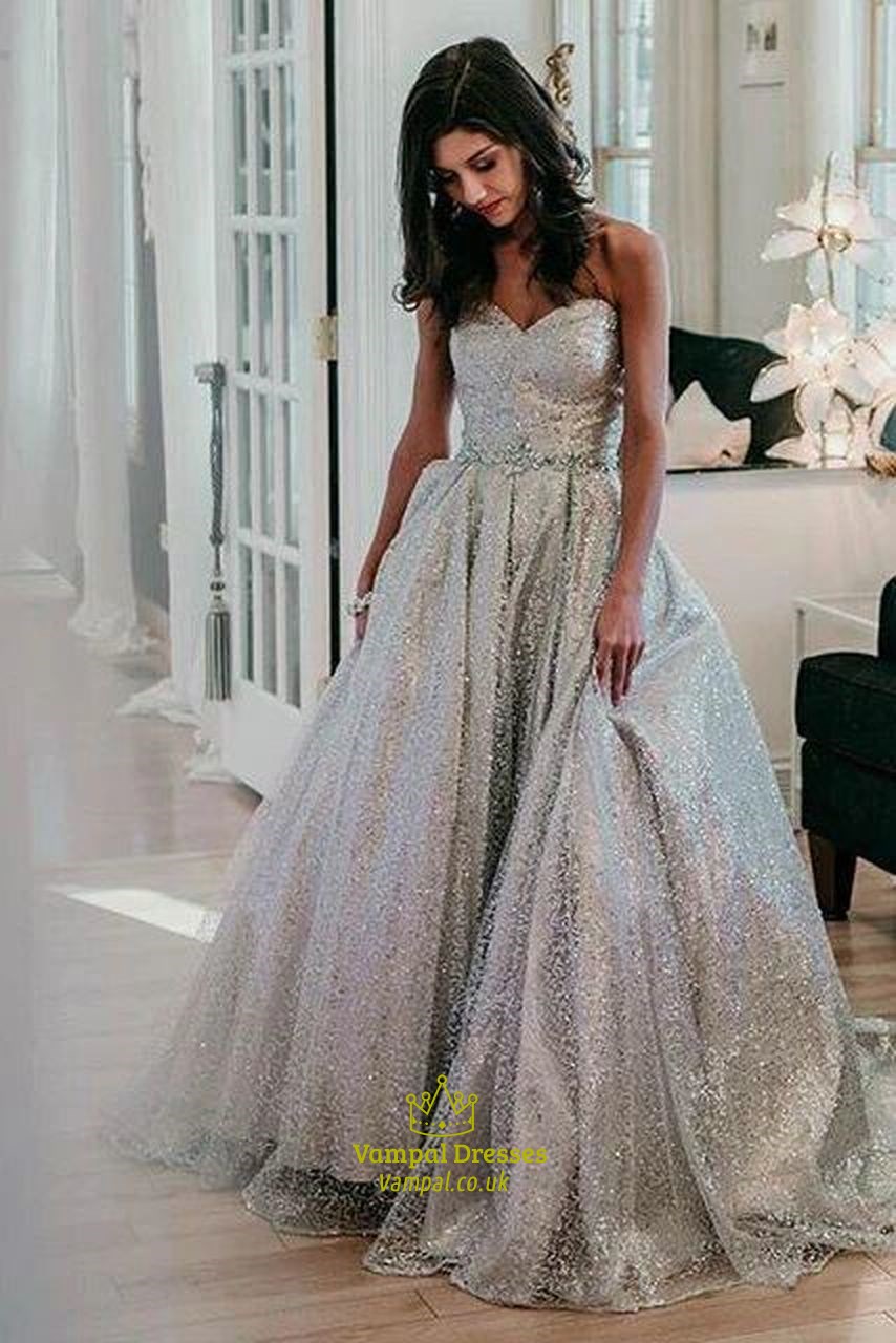 Glänzendes silbernes A-Linien-Ballkleid mit Paillettenüberzug, trägerlos und Herzausschnitt