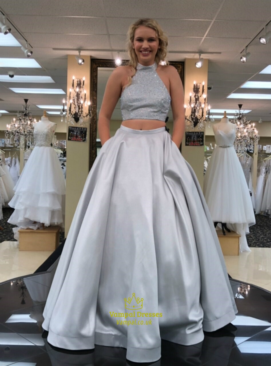 Silbernes langes Satin-Ballkleid mit perlenbesetztem Oberteil, hohem Halsausschnitt, Halterneck und ärmellos