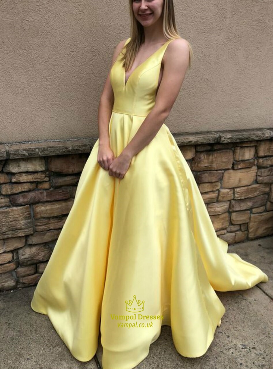 Gelbes langes rückenfreies Satin-Ballkleid mit V-Ausschnitt, ärmellos und seitlichen Cutouts