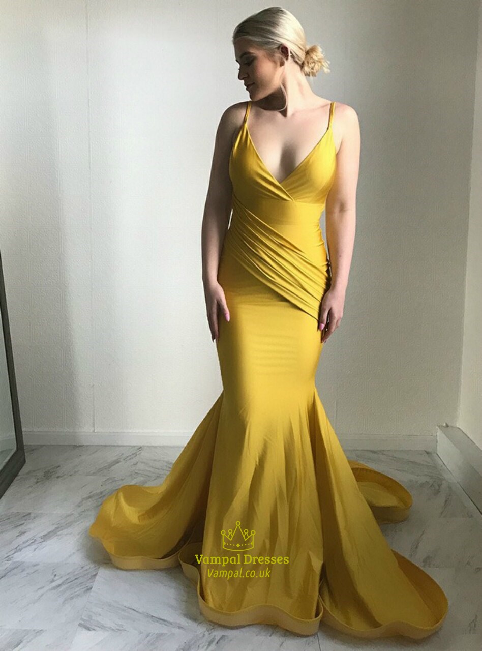 Gelbes langes rückenfreies Ballkleid mit V-Ausschnitt, Spaghettiträgern, Raffungen und Meerjungfrau-Schnitt