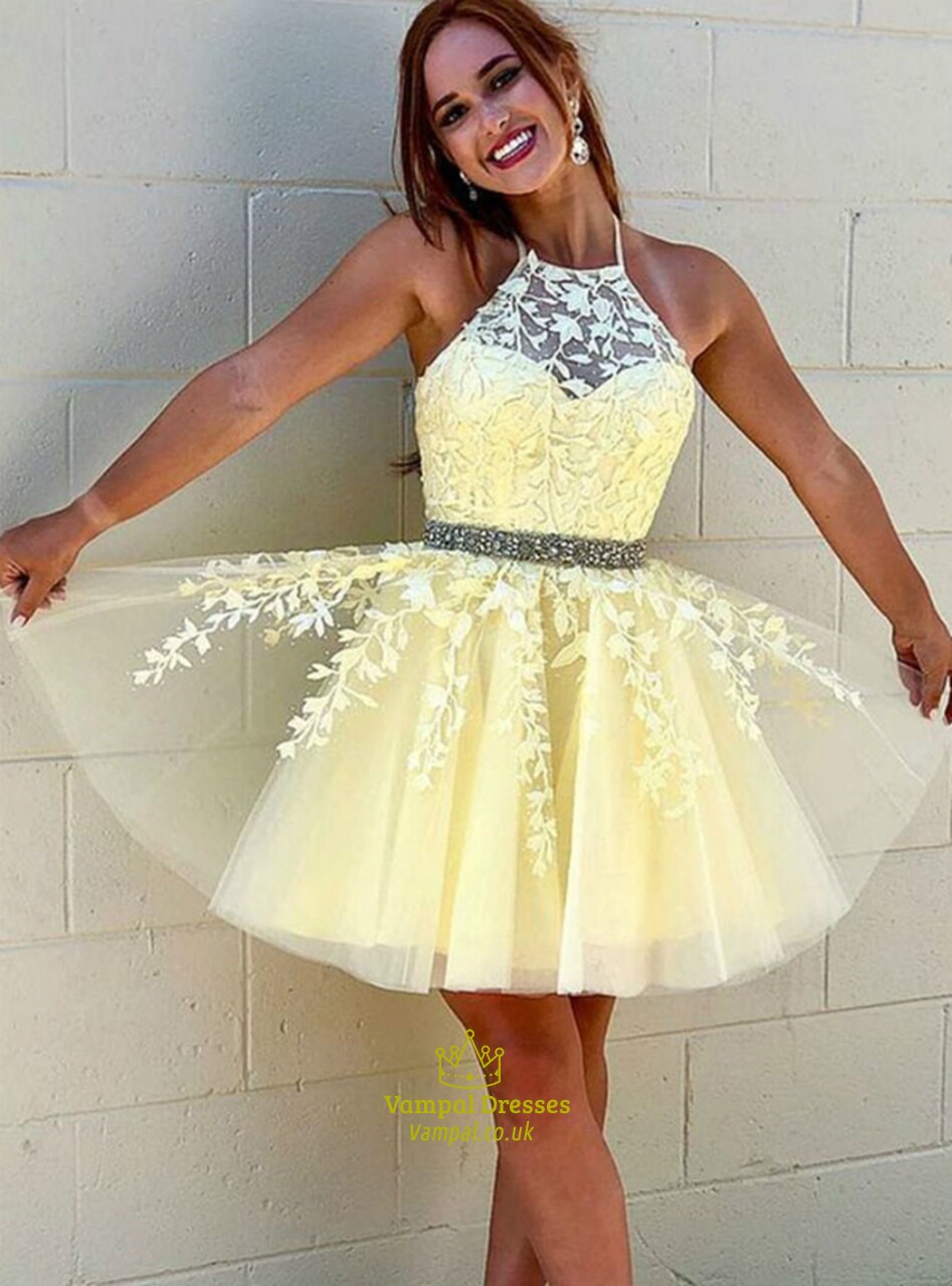 Gelbes kurzes Prom-Kleid mit Spitzenapplikation, Halter-Ausschnitt, Perlenbesatz und Cut-Out-Rücken