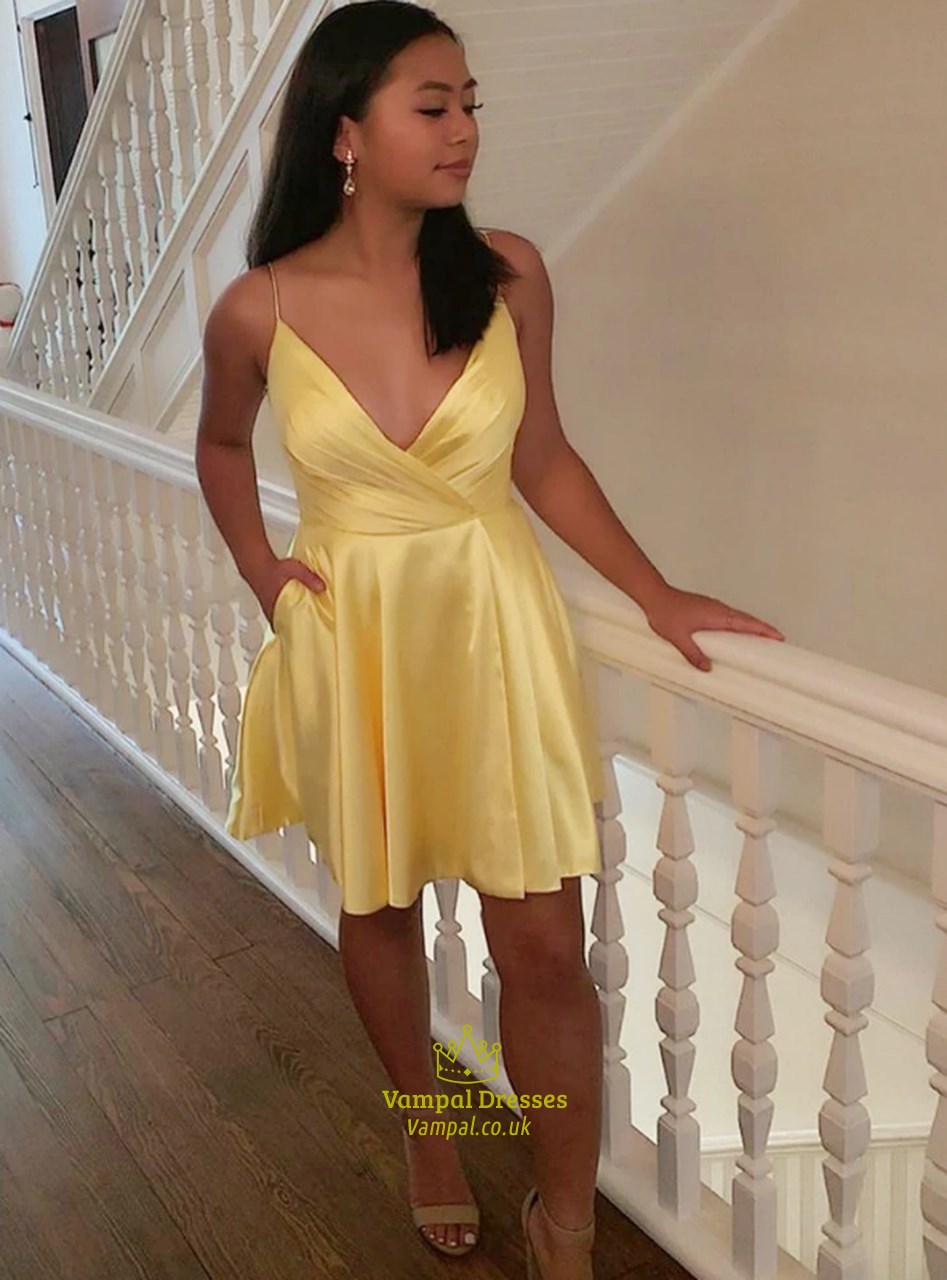 Gelbes A-Linien-Homecoming-Kleid mit tiefem V-Ausschnitt und gekreuztem plissiertem Oberteil