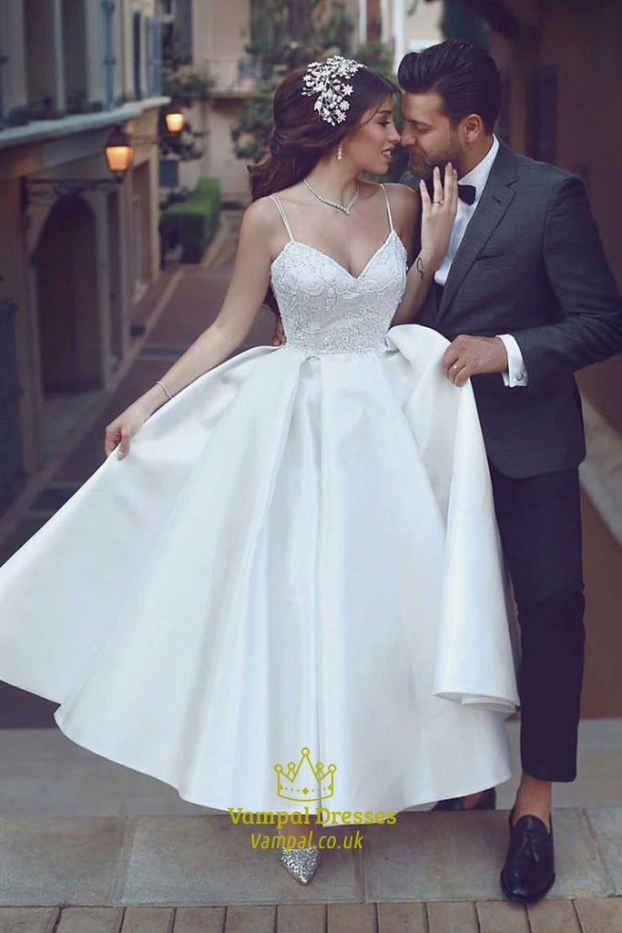 Satin-Brautkleid mit Spitzenapplikationen am Oberteil, V-Ausschnitt und Spaghettiträgern