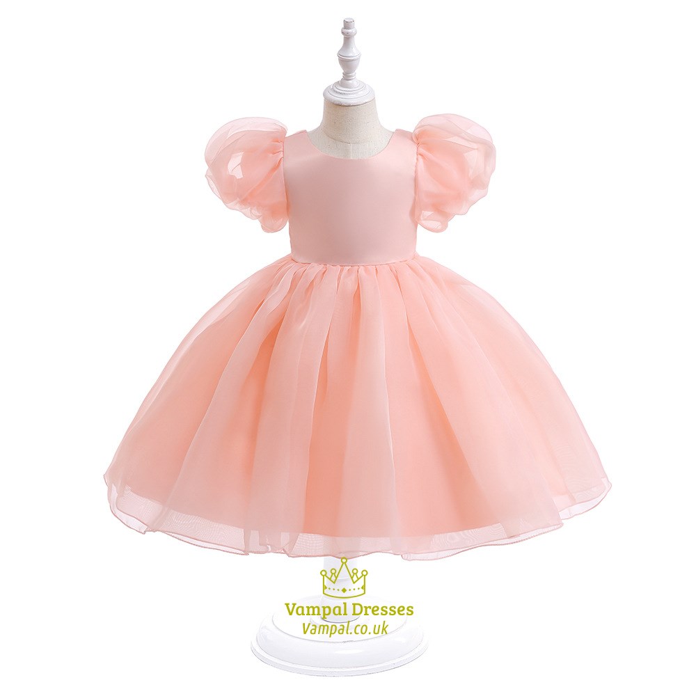 Organza rückenfreies Blumenmädchenkleid mit Puffärmeln