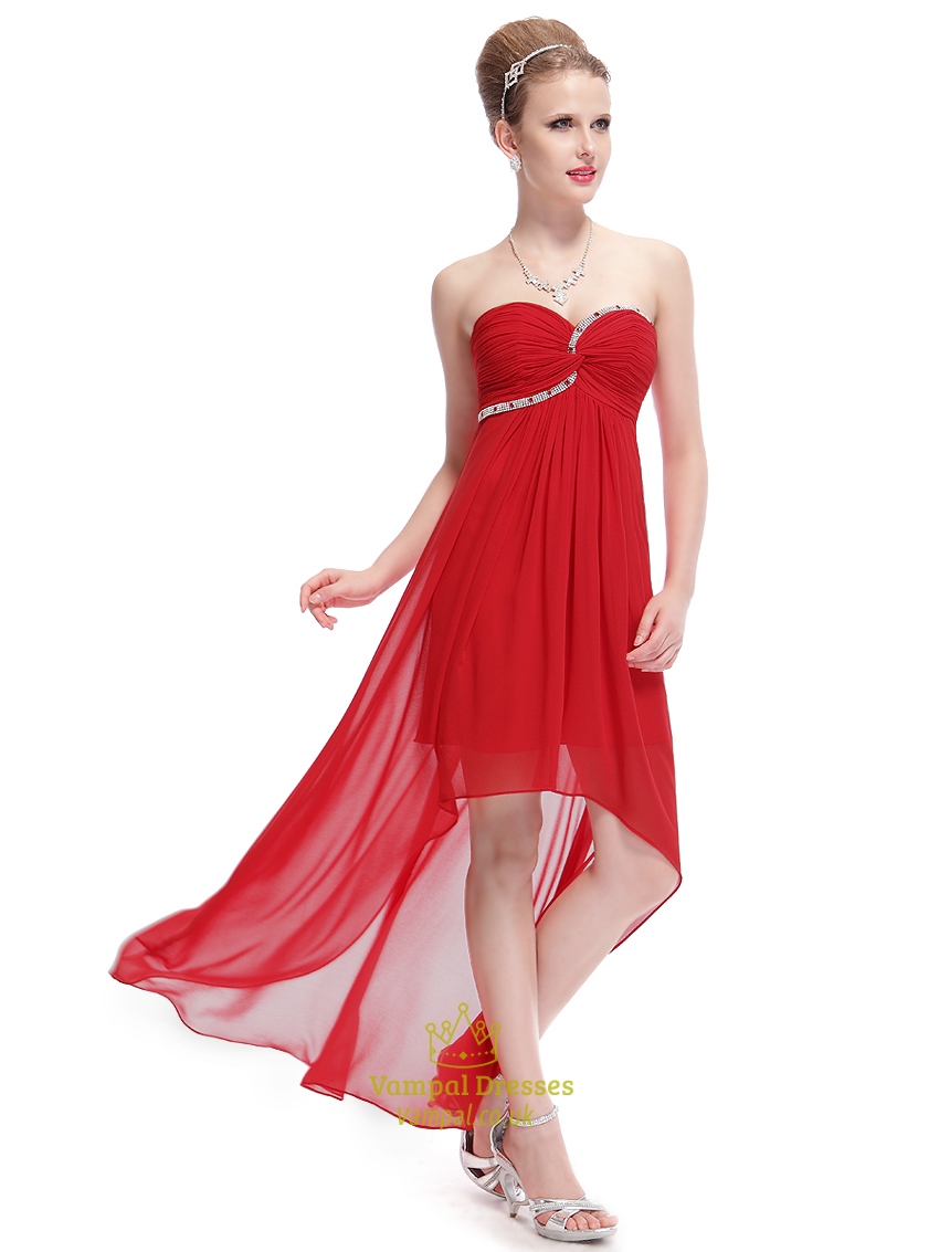 Rote Chiffon Brautjungfernkleider mit Herzausschnitt und High-Low-Saum mit Perlenbesatz