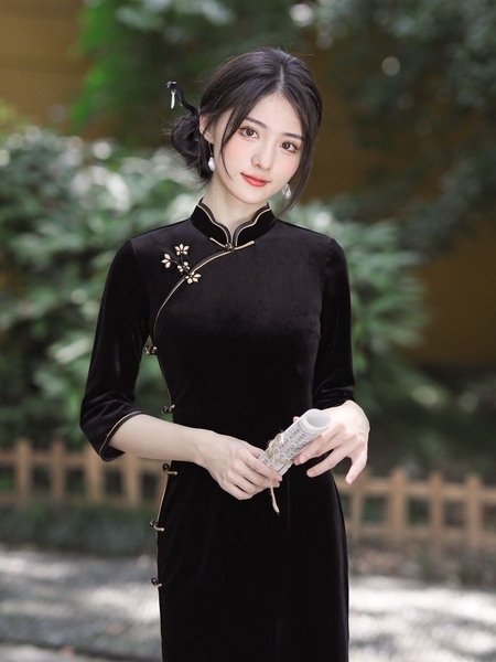 black Velvet Long Qipao With Three-Quarter Sleeves