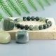 Armband mit grünen Natursteinperlen