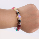 Personalisiertes Perlenarmband mit rosa Zebrastein und Granat-Natursteinperlen