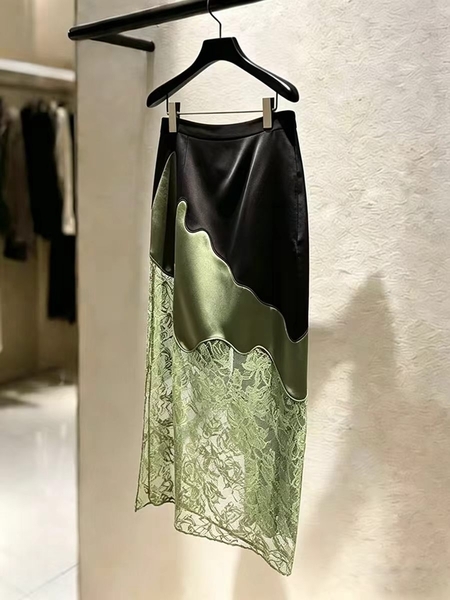 Grüner Midirock mit hoher Taille, Spitzenbesatz und Satin
