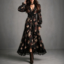Schwarzes Vintage-Langkleid mit Rosenprint, Wickeloptik, Raffung in der Taille und Spitzenbesatz