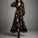 Schwarzes Vintage-Langkleid mit Rosenprint, Wickeloptik, Raffung in der Taille und Spitzenbesatz