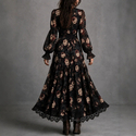 Schwarzes Vintage-Langkleid mit Rosenprint, Wickeloptik, Raffung in der Taille und Spitzenbesatz
