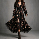 Schwarzes Vintage-Langkleid mit Rosenprint, Wickeloptik, Raffung in der Taille und Spitzenbesatz