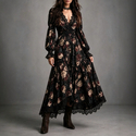 Schwarzes Vintage-Langkleid mit Rosenprint, Wickeloptik, Raffung in der Taille und Spitzenbesatz