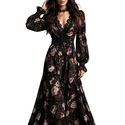 Schwarzes Vintage-Langkleid mit Rosenprint, Wickeloptik, Raffung in der Taille und Spitzenbesatz