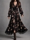 Schwarzes Vintage-Langkleid mit Rosenprint, Wickeloptik, Raffung in der Taille und Spitzenbesatz
