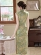 Klare Quelle auf Stein, ärmelloses grünes Vintage-Qipao-Sommerkleid