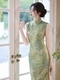 Klare Quelle auf Stein, ärmelloses grünes Vintage-Qipao-Sommerkleid