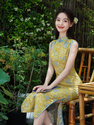 Goldene Seide Nanmu gelbes ärmelloses Qipao Kleid chinesischer Stil Sommer