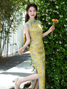 Goldene Seide Nanmu gelbes ärmelloses Qipao Kleid chinesischer Stil Sommer