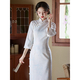 Hellblaues Qipao Kleid mit offenem Vorderteil