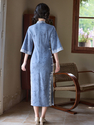 Fenghe-Blau blaues Wildleder Qipao Kleid mit Glockenärmeln