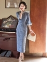 Fenghe-Blau blaues Wildleder Qipao Kleid mit Glockenärmeln