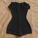 Schwarzer schmal geschnittener Dessous-Romper mit Rüschen und Off-Shoulder-Design