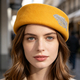 Chapeau pillbox vintage en feutre de laine avec plume et strass