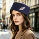 Chapeau pillbox vintage en feutre de laine avec plume et strass