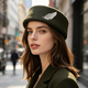Chapeau pillbox vintage en feutre de laine avec plume et strass