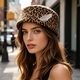 Chapeau pillbox vintage en feutre de laine avec plume et strass