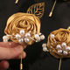 Imitierte Satin-Rosen-Perlen-Brosche mit Goldblättern