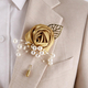 Imitierte Satin-Rosen-Perlen-Brosche mit Goldblättern