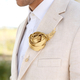 Faux-Satin-Rosen-Boutonniere-Brosche mit Goldblatt