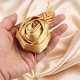 Faux-Satin-Rosen-Boutonniere-Brosche mit Goldblatt
