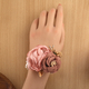 Pulsera corsage de rosa de cinta de satén champán con perlas