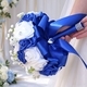 Bouquet de roses en mousse PE bleu royal et blanc avec gypsophile