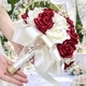 Ramo nupcial de rosa de satén con detalles de diamantes