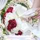 Ramo nupcial de rosa de satén con detalles de diamantes