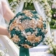 Bouquet de roses artificielles ruban vert foncé avec papillon strass et décorations perles