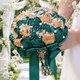 Bouquet de roses artificielles ruban vert foncé avec papillon strass et décorations perles