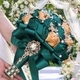 Bouquet de roses artificielles ruban vert foncé avec papillon strass et décorations perles