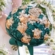 Bouquet de roses artificielles ruban vert foncé avec papillon strass et décorations perles
